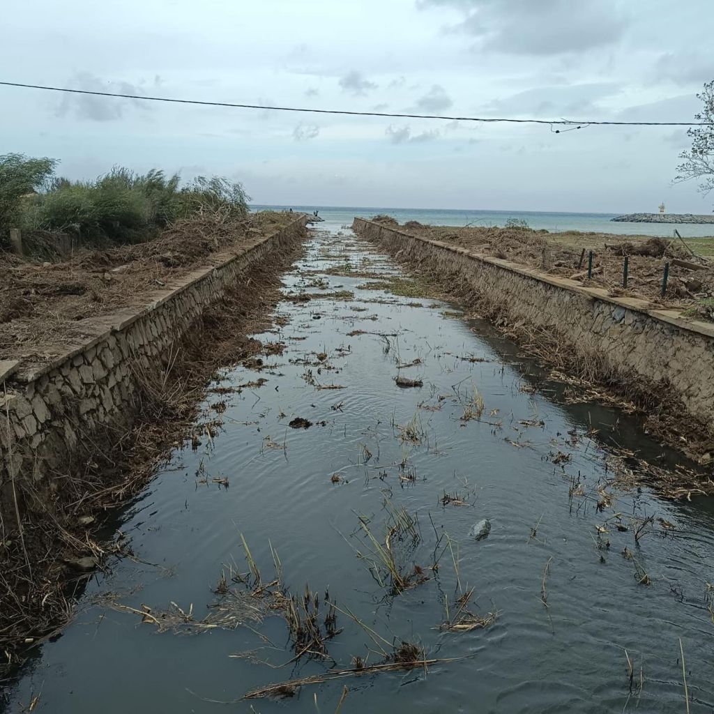 Gökçeada’da etkili olan sağanak yağışların ardından taşkın yaşanan Çınarlı Deresi’nde
