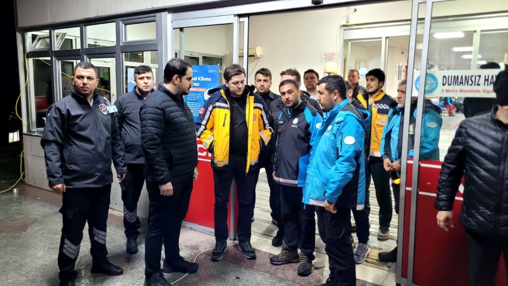Sındırgı Depreminde Dakikalarla Yarış! Sağlık Müdürü ve Ekipler Sahada 571794849 821988367202717 3469205918511661528 n - Marmara Bölge Gazetesi