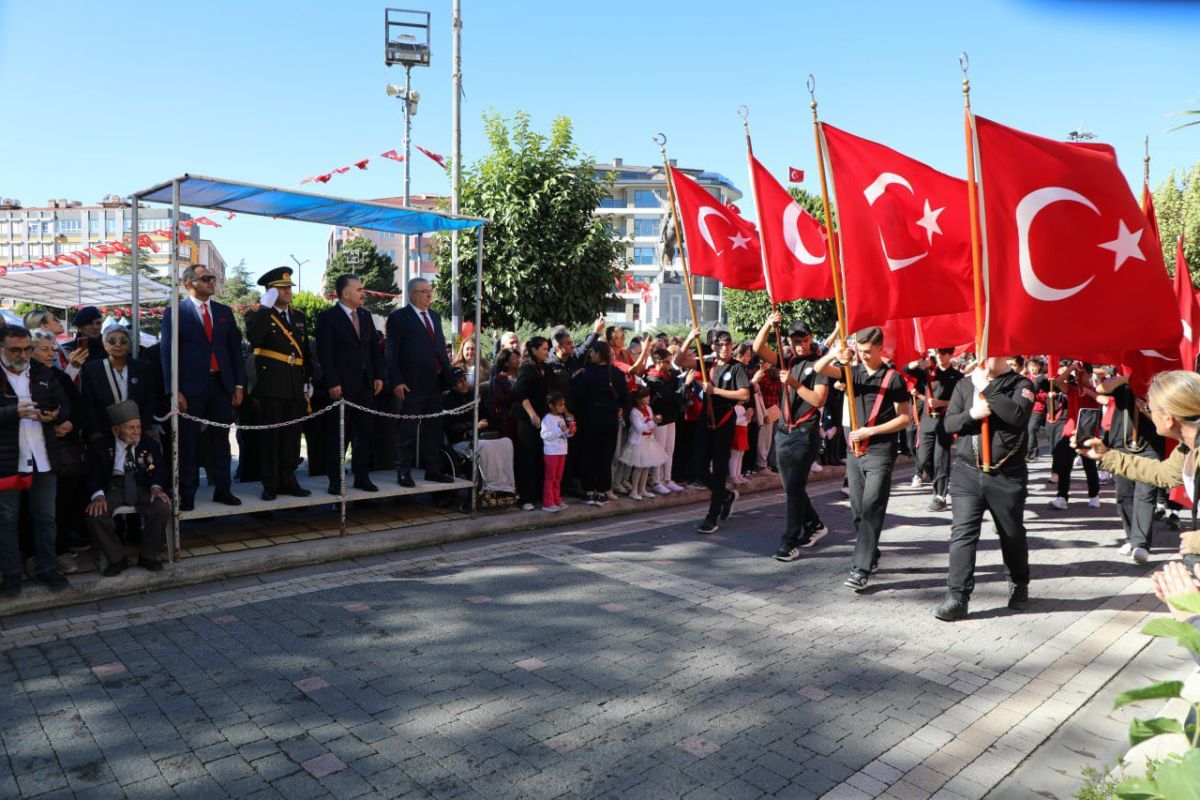 Cumhuriyet sevdalısı Edremitliler, 29 Ekim Cumhuriyet Bayramı’nı büyük bir coşkuyla