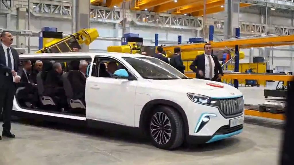 Cumhurbaşkanı Erdoğan’ın özel üretim limuzin Togg’la BMC Ankara Tesisleri’ne gelişi