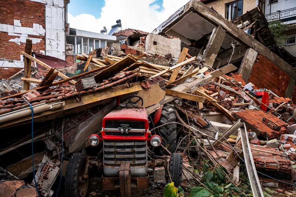 Balıkesir’in Sındırgı ilçesinde meydana gelen 6.1 büyüklüğündeki deprem, büyük bir
