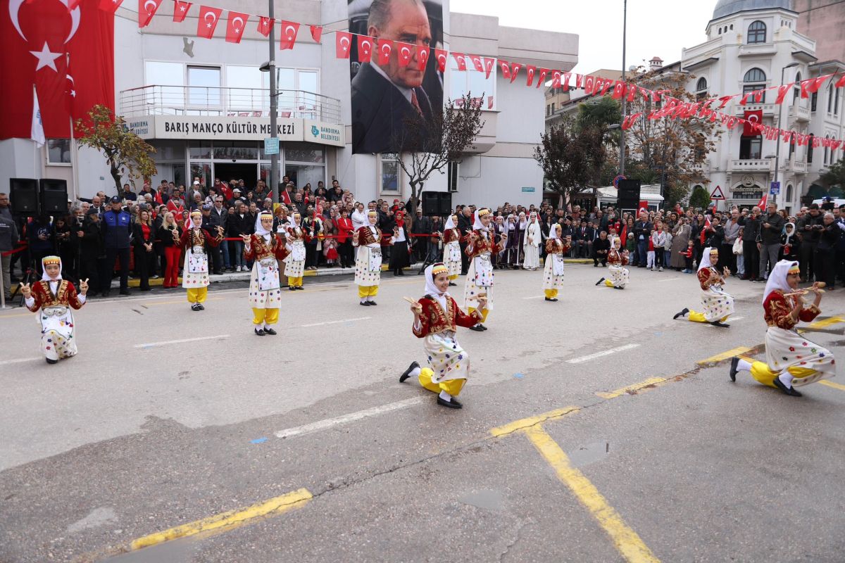 Bandırma’da Cumhuriyetin 102. yılı, büyük bir gurur ve coşkuyla kutlandı.