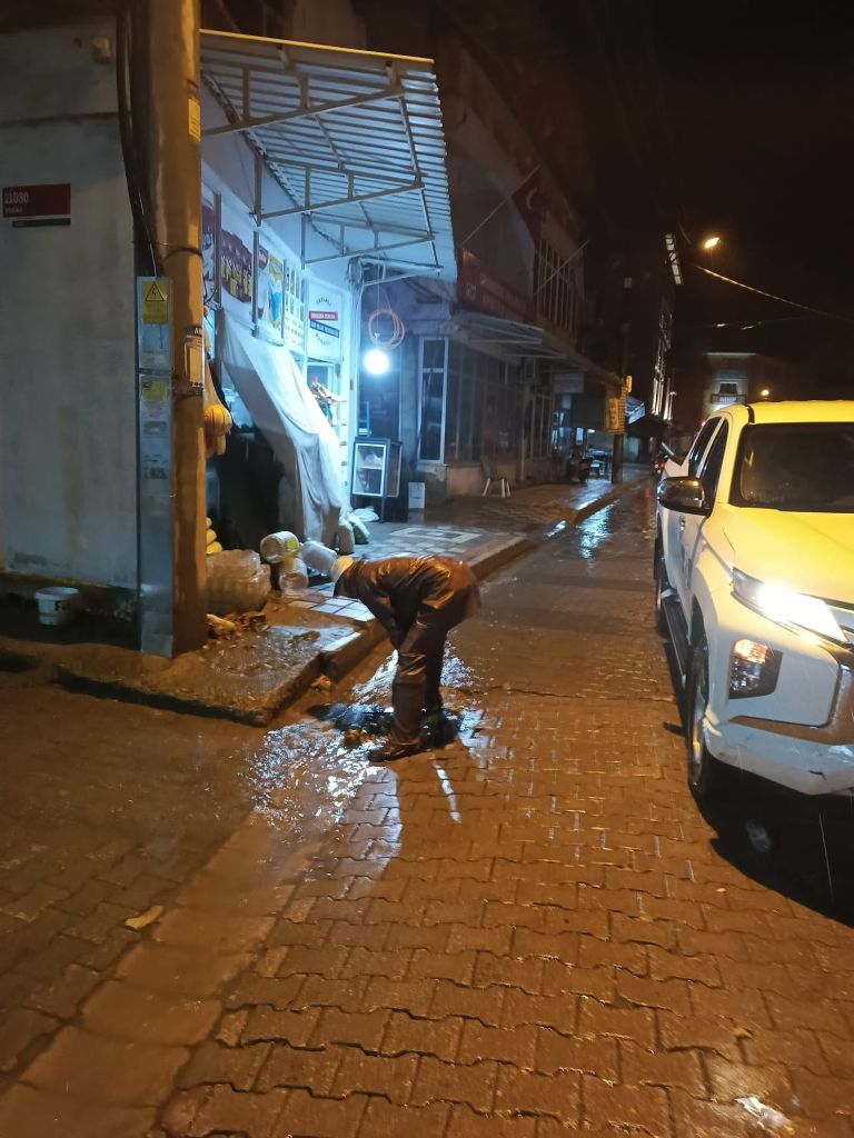Kepsut’ta gece boyunca etkili olan sağanak yağışlar nedeniyle belediye ekipleri