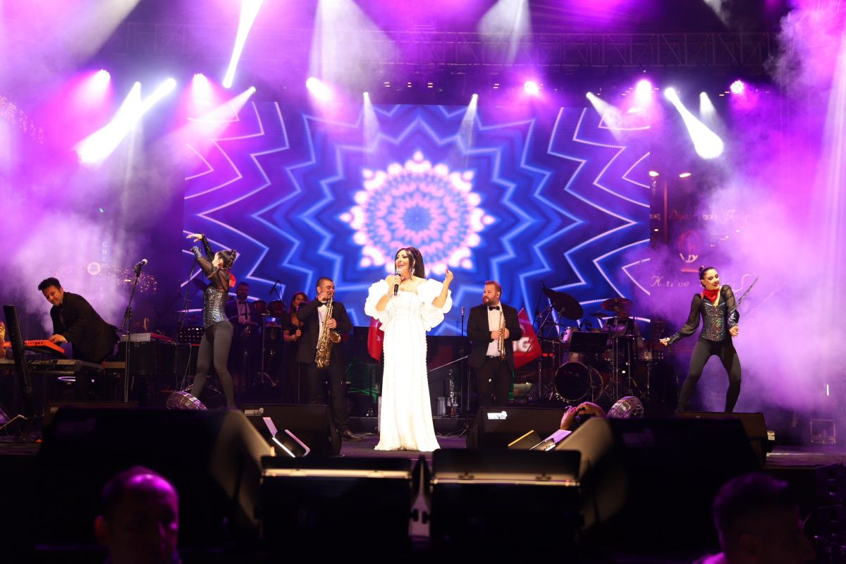 Bandırma Belediyesi’nin düzenlediği 29 Ekim Cumhuriyet Bayramı kutlamalarında binlerce vatandaş,