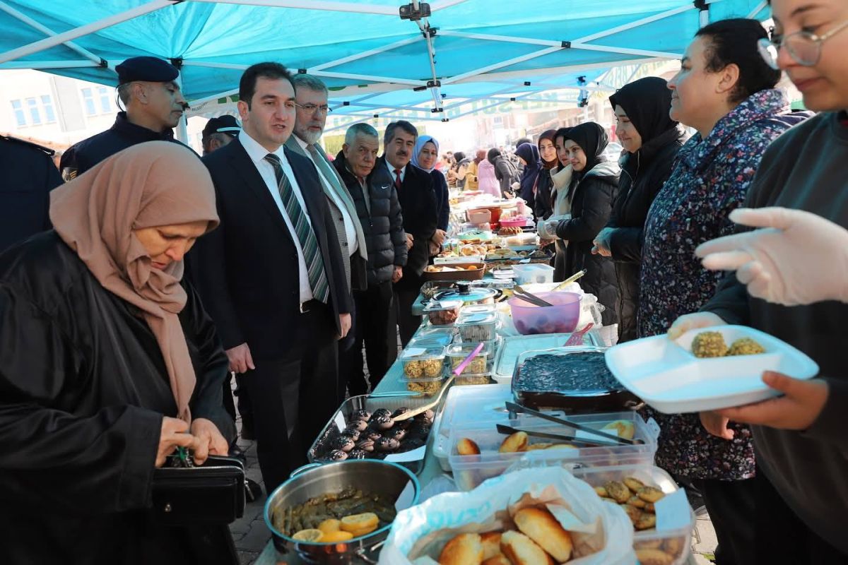 Kepsut’ta düzenlenen “Gazze’ye Gönül Köprüsü” kermesi, öğrenciler, öğretmenler ve vatandaşların