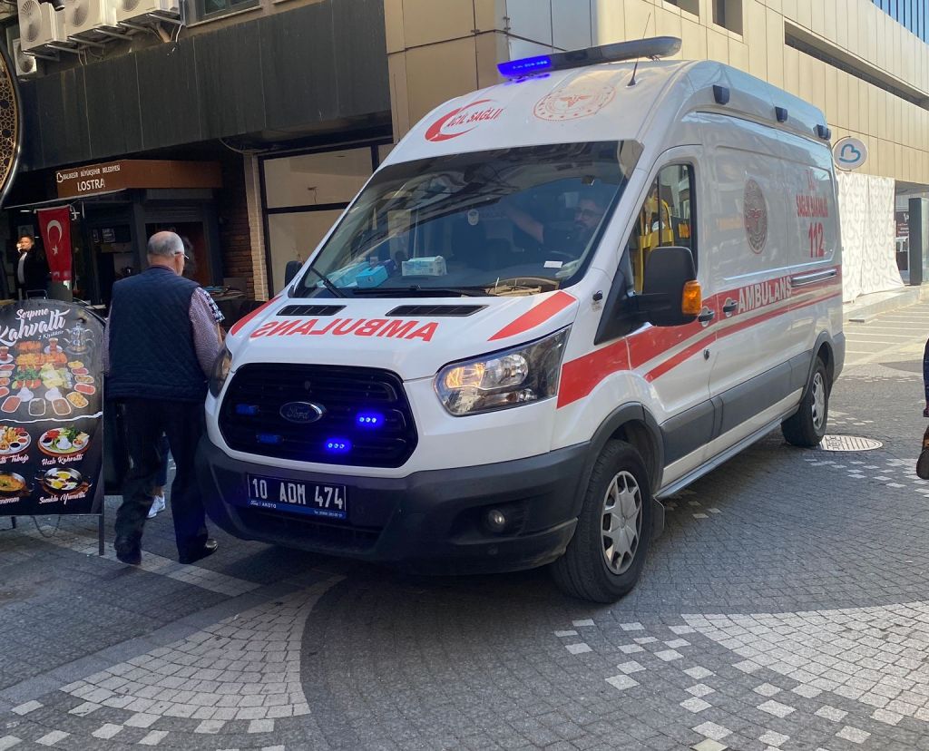 Balıkesir çarşı merkezde sabah saat 10:05’te Kahveperest’te çıkan yangın paniğe