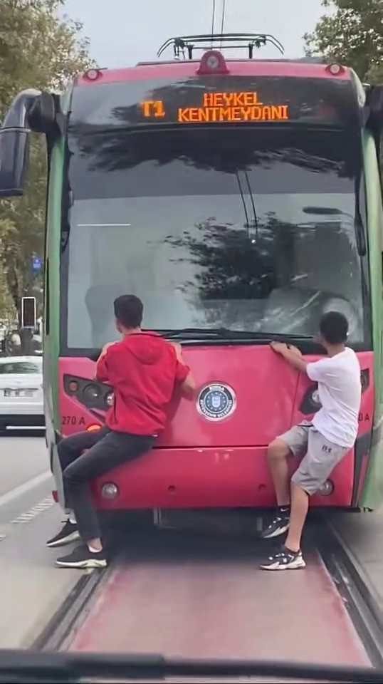 Yürekleri Ağza Getiren Görüntü! Tramvaya Yapıştılar! AW548599 01 - Marmara Bölge Gazetesi