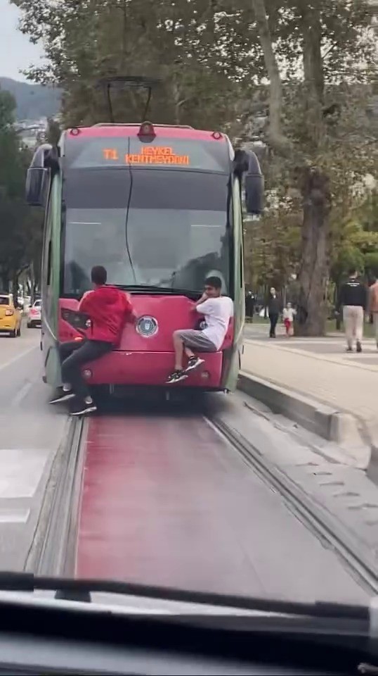 Yürekleri Ağza Getiren Görüntü! Tramvaya Yapıştılar! AW548599 03 - Marmara Bölge Gazetesi