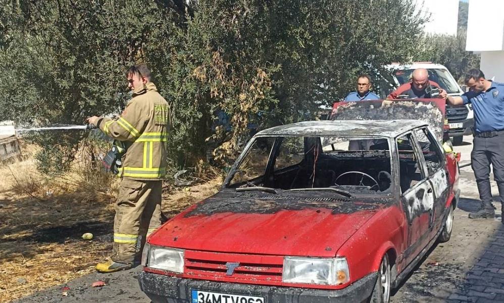 Balıkesir’in Edremit ilçesinde bir otomobilde yangın çıktı. Rüzgarın etkisiyle kısa