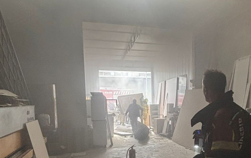 Balıkesir’in Edremit ilçesinde, Kızılay Sanayi Sitesi’nde bulunan bir mobilya mağazasında