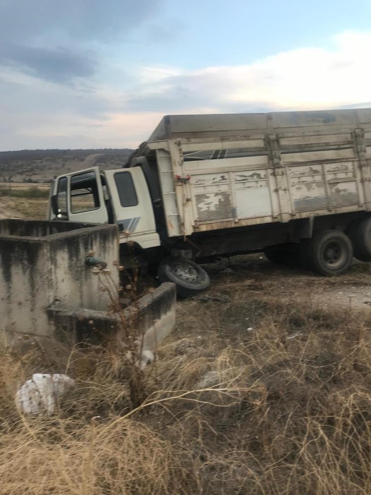 Balıkesir’de Otomobil ve Kamyon Çarpıştı! AW550823 02 - Marmara Bölge Gazetesi