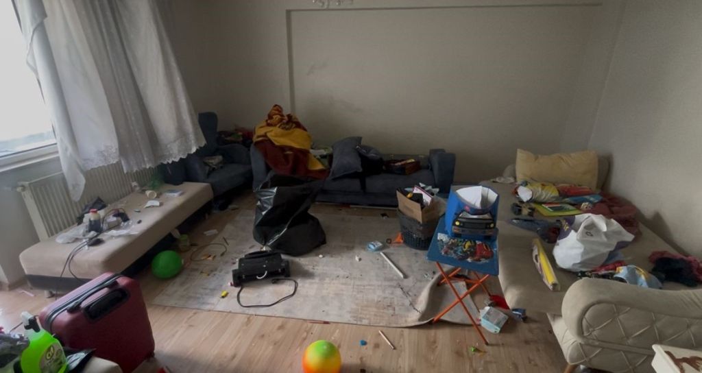 Çöp Evden İki Kamyon Pislik Çıktı! AW550842 01 - Marmara Bölge Gazetesi