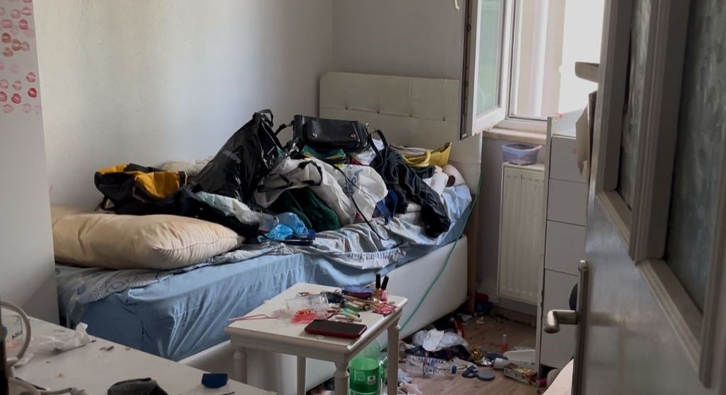 Çöp Evden İki Kamyon Pislik Çıktı! AW550842 03 - Marmara Bölge Gazetesi