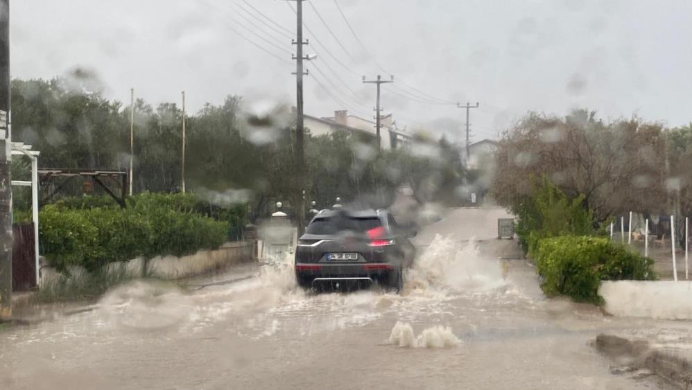 Ayvalık’ta Sağanak Yağış Hayatı Felç Etti AW550864 01 - Marmara Bölge Gazetesi