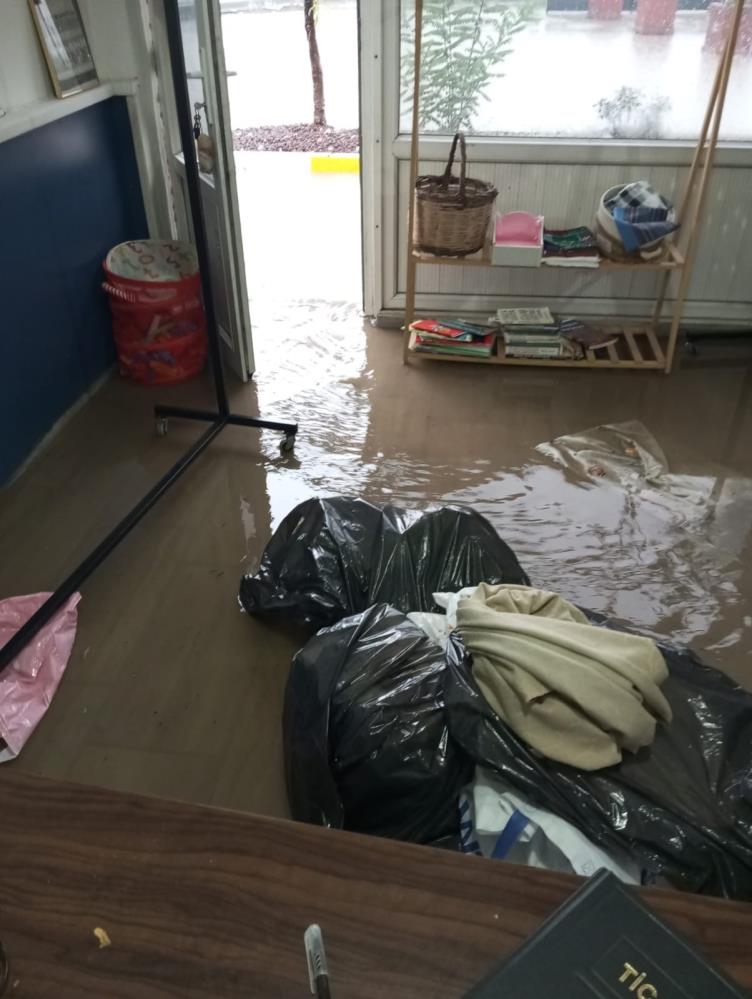 Ayvalık’ta Sağanak Yağış Hayatı Felç Etti AW550864 03 - Marmara Bölge Gazetesi