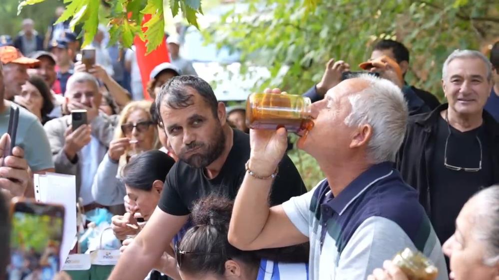 2 Dakikada 1 Kilo Bal Yedi! AW552153 01 - Marmara Bölge Gazetesi