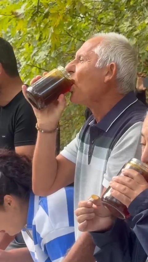 2 Dakikada 1 Kilo Bal Yedi! AW552153 02 - Marmara Bölge Gazetesi