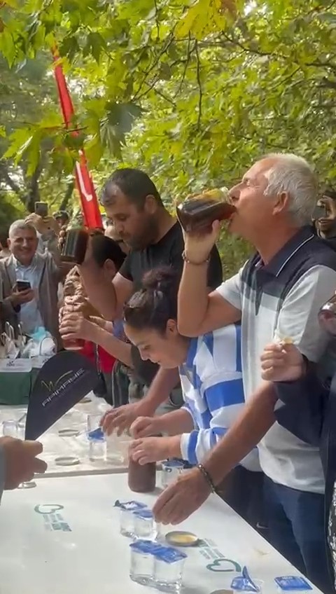 2 Dakikada 1 Kilo Bal Yedi! AW552153 03 - Marmara Bölge Gazetesi