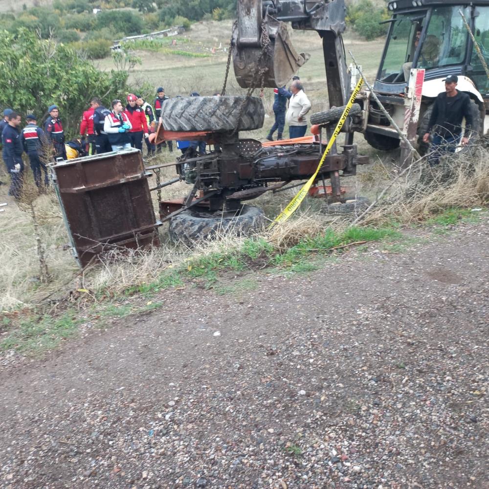Balıkesir’in Dursunbey ilçesinde 24 yaşındaki Mustafa Çiçek’in kullandığı traktör devrildi.