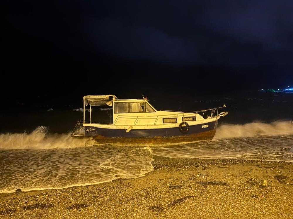 Balıkesir’in Erdek İlçesi’nde akşam saatlerinde lodos çıktı. Gittikçe etkisini artıran