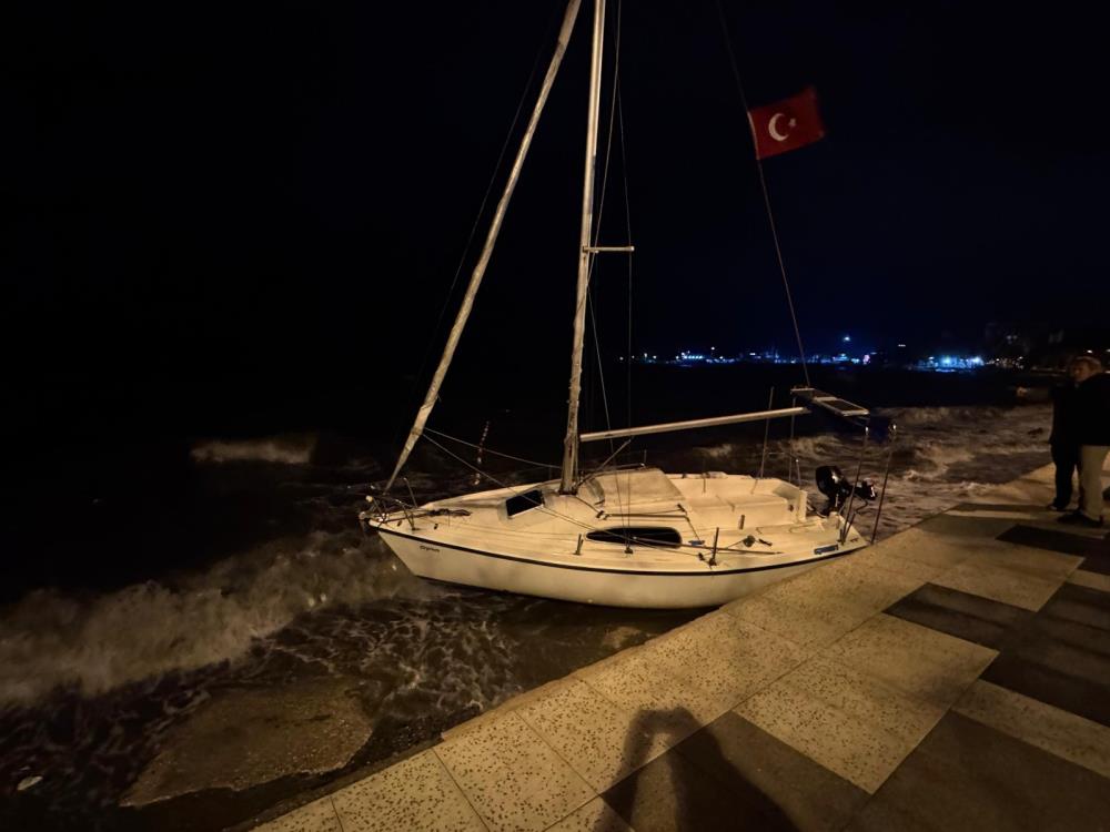 Erdek’te Şiddetli Lodos! AW554109 04 - Marmara Bölge Gazetesi