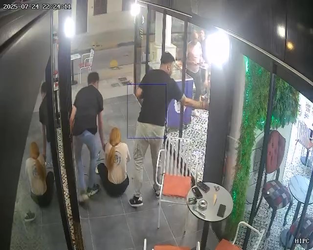 Cam Kapıya Çarpan Kadın Gülme Krizine Neden Oldu! AW554979 03 - Marmara Bölge Gazetesi