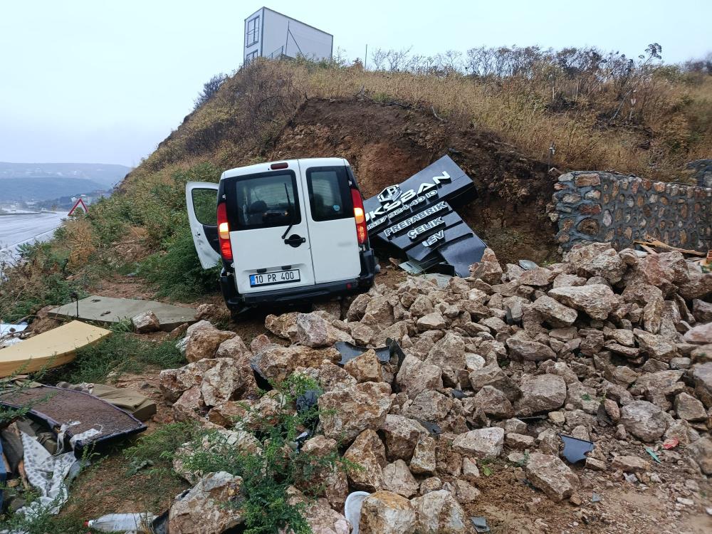 Balıkesir’in Erdek ilçesinde,  yağış kazayı beraberinde getirdi. Kaygan yolda direksiyon