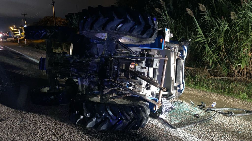 Gönen’de Otomobil Traktöre Çarptı: 2 Yaralı AW556925 01 - Marmara Bölge Gazetesi