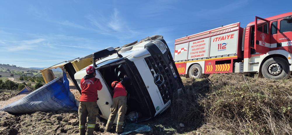 Balıkesir’in Susurluk ilçesinde tır sürücüsü, direksiyon hakimiyetini kaybetti. Devrilen tırda