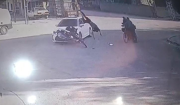 Motosiklet Sürücüsü Havalanıp Yaşlı Çiftin Üzerine Düştü! AW559600 01 - Marmara Bölge Gazetesi