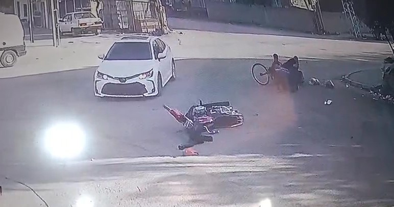Motosiklet Sürücüsü Havalanıp Yaşlı Çiftin Üzerine Düştü! AW559600 03 - Marmara Bölge Gazetesi