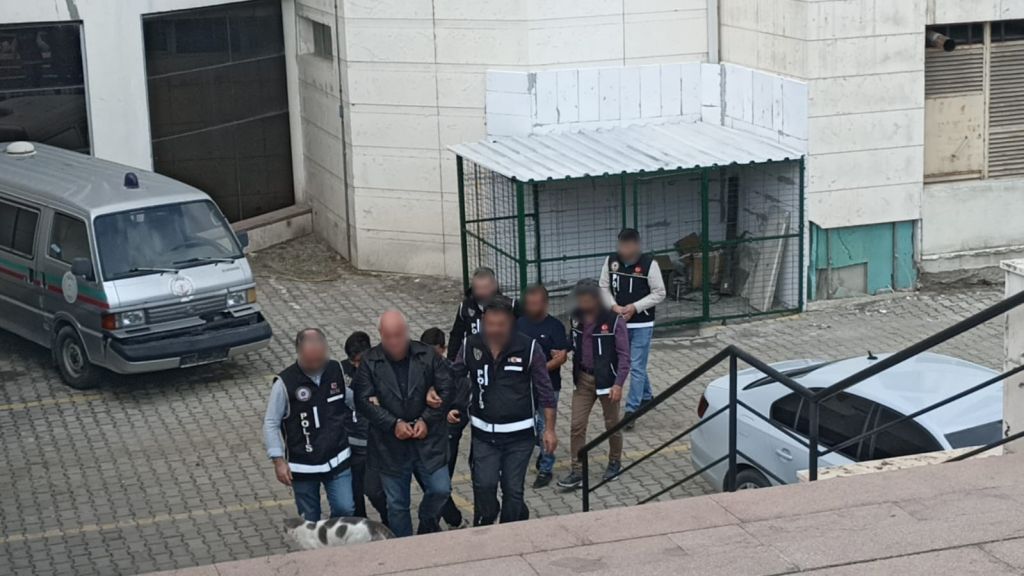 Edremit’te Seri Cinayet Soruşturmasında 3 Kişi Adliyeye Sevk Edildi AW565793 01 - Marmara Bölge Gazetesi