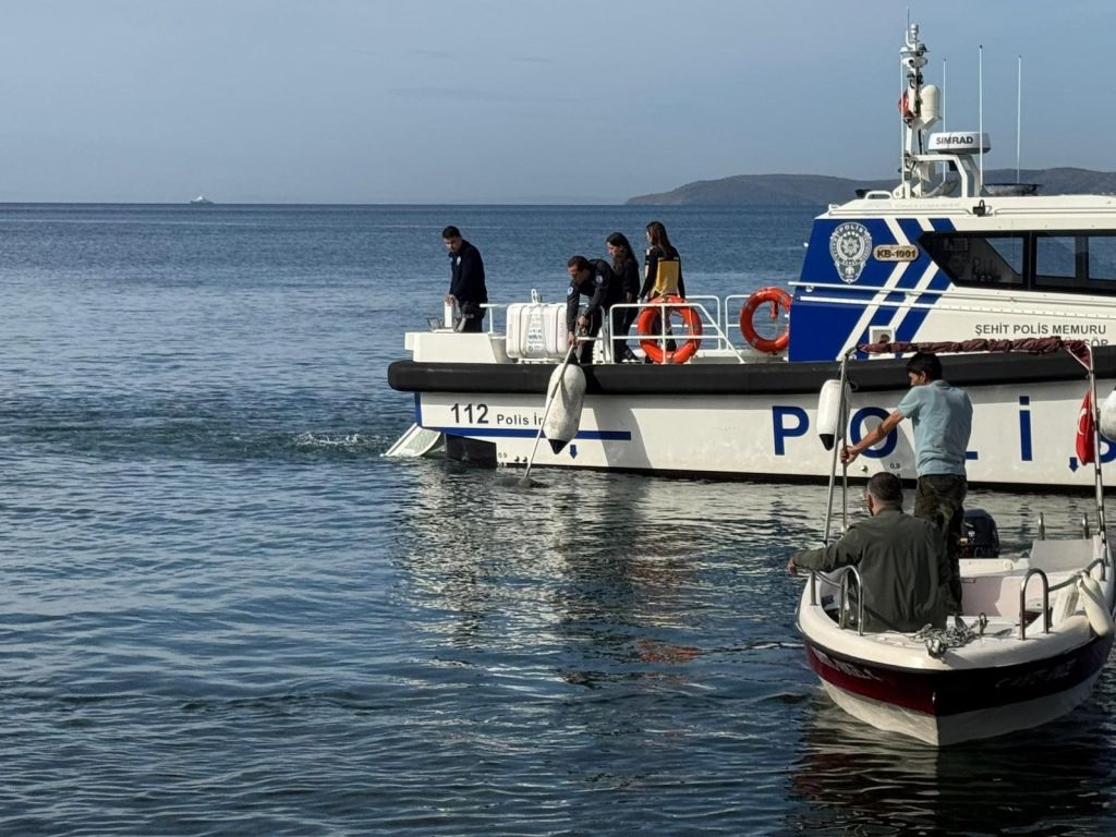 Balıkesir’in Erdek ilçesinde sabah saatlerinde denizde bir erkek cesedi bulundu.