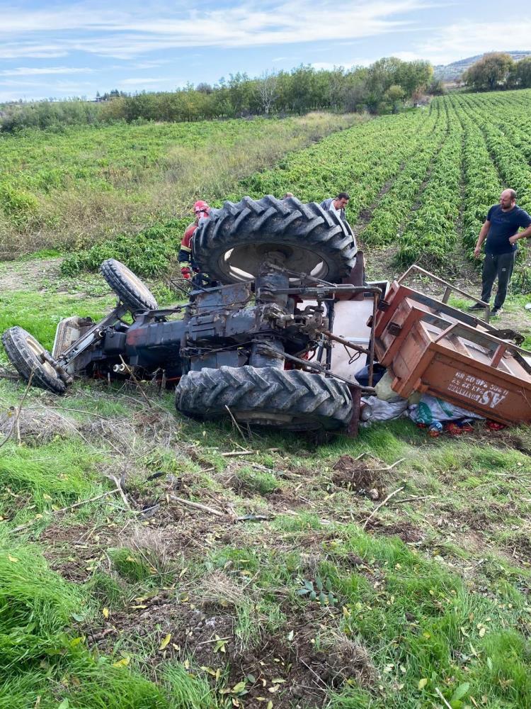 Balıkesir’in Altıeylül ilçesinde tarlasını sürmek isteyen çiftçi, direksiyon hakimiyetini kaybederek