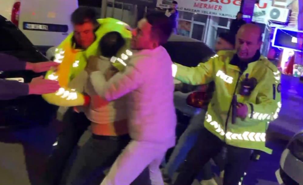 Kimliğini Vermek İstemedi, Polisle Yumruk Yumruğa Kavga Etti! AW569256 06 - Marmara Bölge Gazetesi