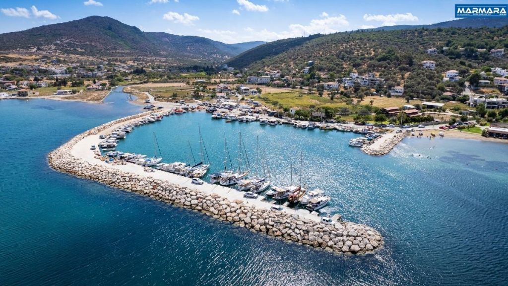 İzmir’in Urla ilçesine bağlı Balıklıova, doğal yapısını koruyan sahili, sakin