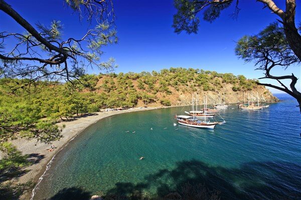 Antalya’nın Kemer ilçesinde yer alan Alacasu Cennet Koyu, berrak denizi