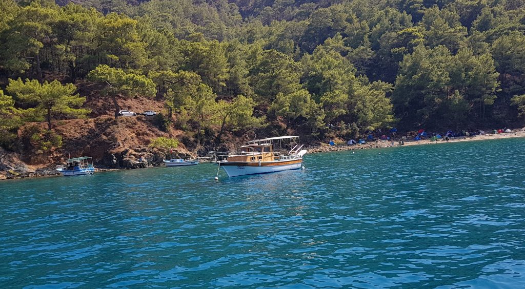 Doğal yapısını koruyan Balıkçı Koyu, Antalya’nın kalabalık sahillerinden uzaklaşmak isteyenler