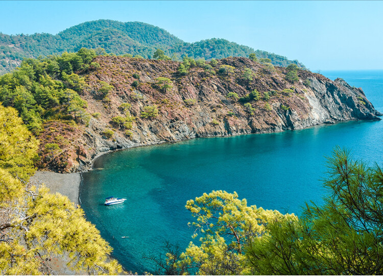 Antalya’nın saklı cennetlerinden Maden Koyu, turkuaz denizi ve yemyeşil doğasıyla