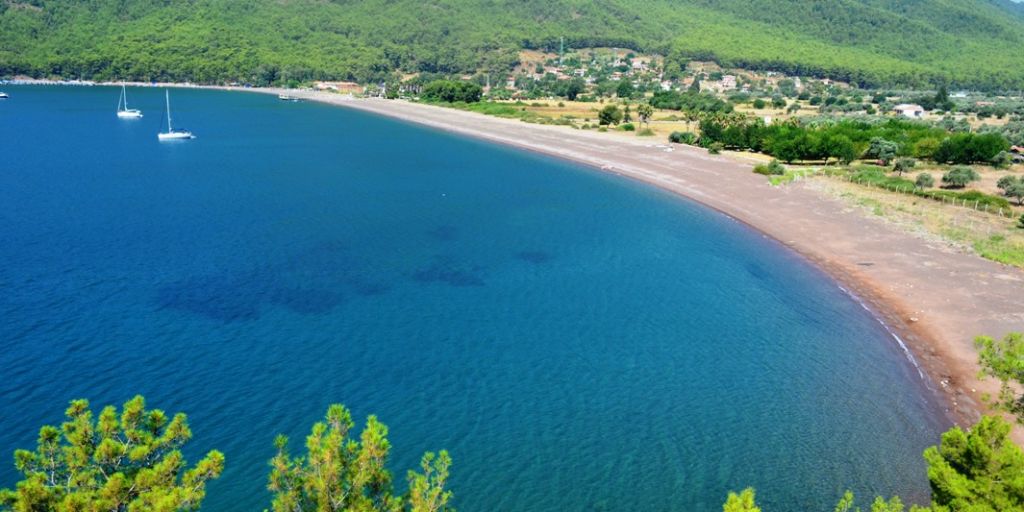 Muğla’nın doğallığını en saf haliyle yansıtan Ekincik Plajı, berrak denizi
