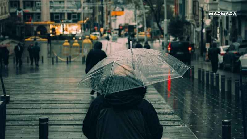 Yağmur damlaları Balıkesir sokaklarına düşerken şehir, ziyaretçilerine sıcacık ve kültür