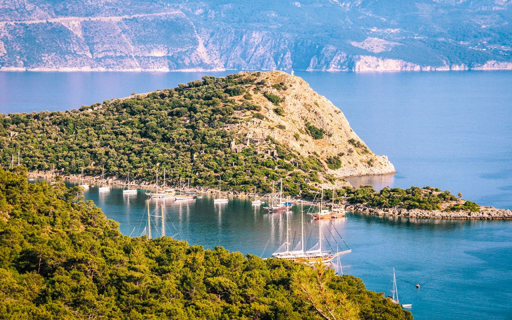 Muğla’nın Fethiye ilçesinde yer alan Gemiler Koyu, berrak denizi, tarihi