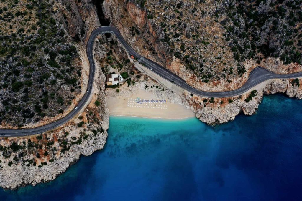 Kanyonun denizle buluştuğu noktada yer alan Kaputaş Plajı, turkuaz rengi