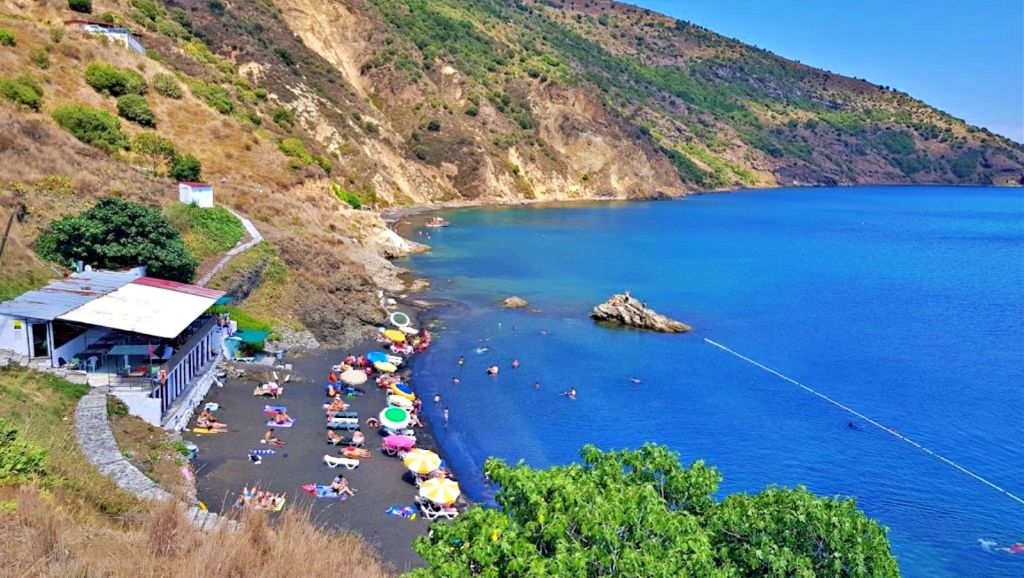 Karakum Plajı, Sinop’un merkezine sadece birkaç dakika uzaklıkta yer alıyor