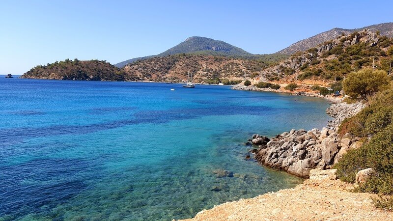 Muğla’nın Datça ilçesinde yer alan Kargı Koyu, berrak denizi ve