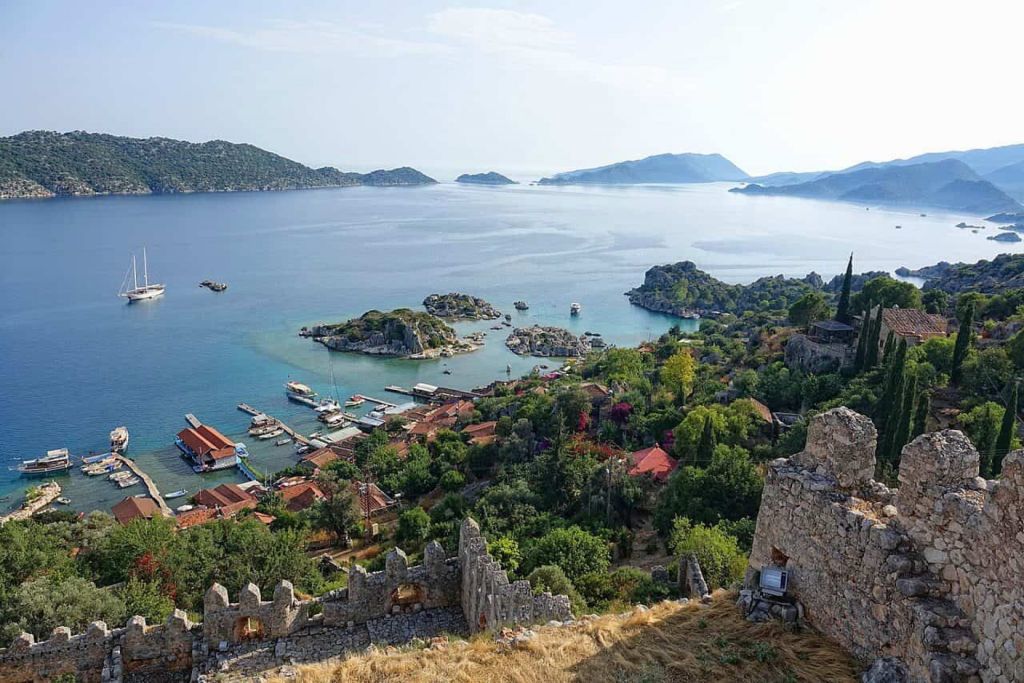 Akdeniz’in mavilikleriyle çevrili Kekova Adası, sular altındaki antik Likya kalıntılarıyla