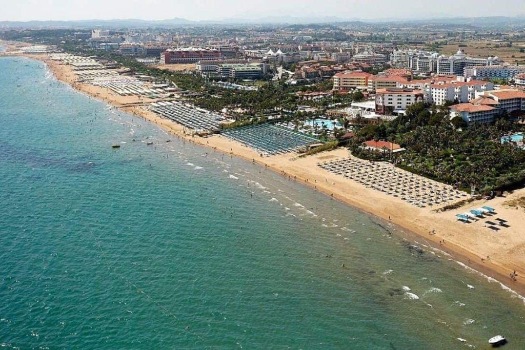 Altın sarısı kumları ve berrak deniziyle dikkat çeken Örnekköy Plajı,