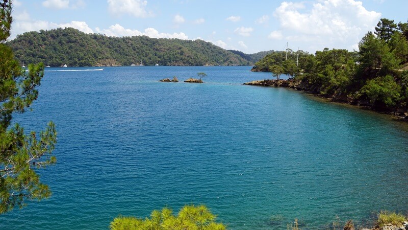 Muğla’nın en sakin koylarından biri olan Osmanağa Koyu, berrak denizi