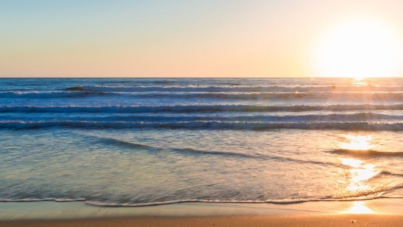 İzmir’in Seferihisar ilçesinde bulunan Ömür Beldesi Plajı, berrak denizi, ücretsiz