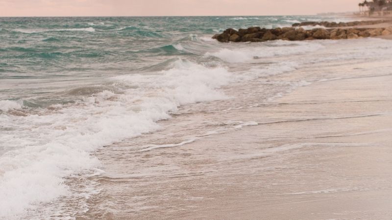 Ege’nin turkuaz suları ve masmavi gökyüzüyle buluşan Boyalık Plajı, yaz
